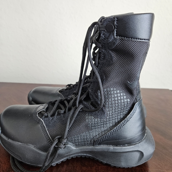 ?? Price Drop Nike SFB Field 2 8”Tactical Boots.  Size 4 Men Size 6 Women